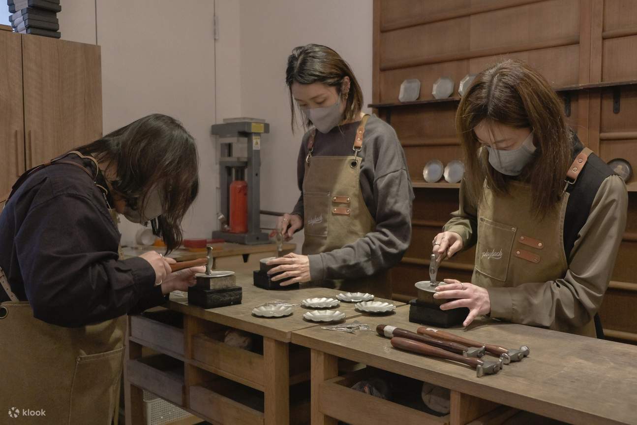 Taller de fundición de platos pequeños con fases lunares.